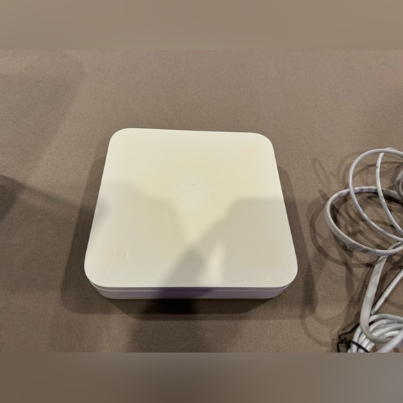 3/$30 Apple AirPort Extreme Base Station 4-Port 100 Wireless N Router A1143. - Picture 6 of 7